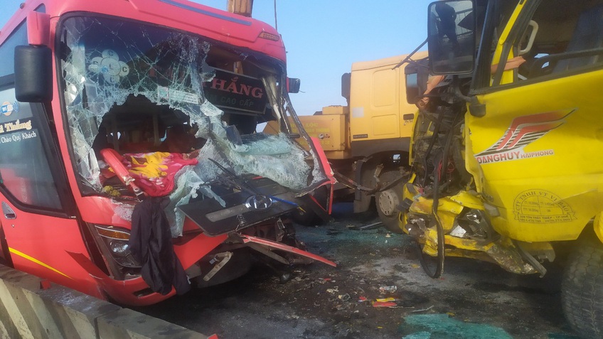 Quảng Bình: Xe khách đối đầu xe tải, 1 người tử vong