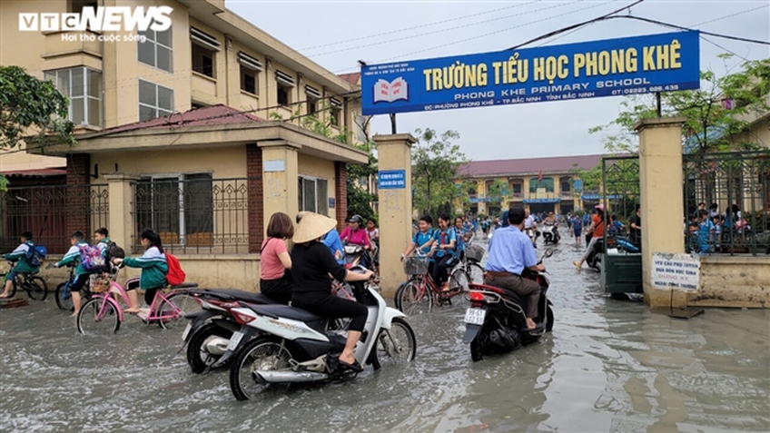 Rùng mình học sinh Bắc Ninh lội trong nước thải nhà máy giấy đục ngầu, hôi thối