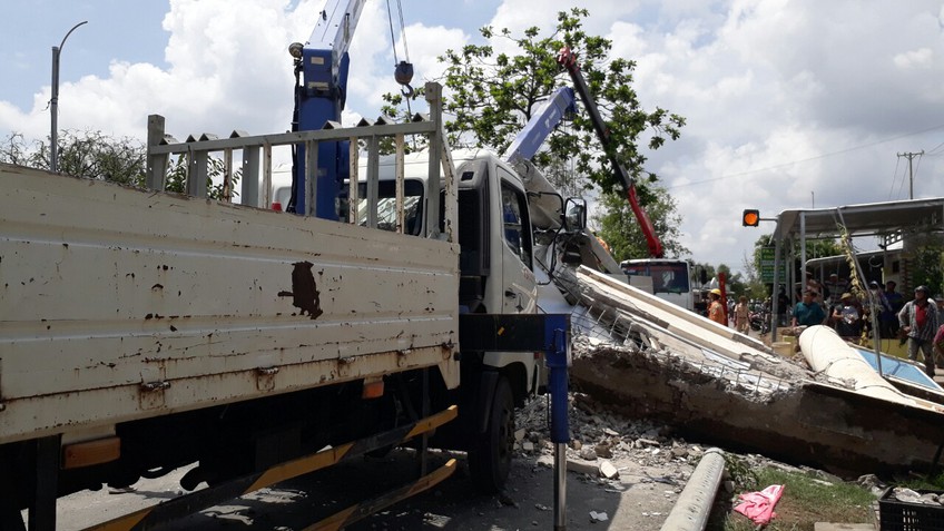 Bạc Liêu: Tài xế lái xe tải sửa chữa điện kéo sập cổng chào tử vong trên đường cấp cứu