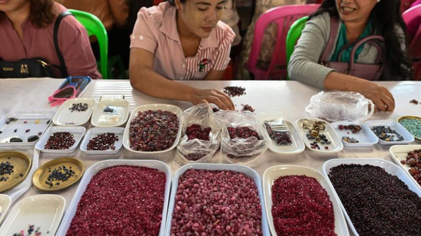 Mỹ tiếp tục giáng đòn vào 'túi tiền' của quân đội Myanmar