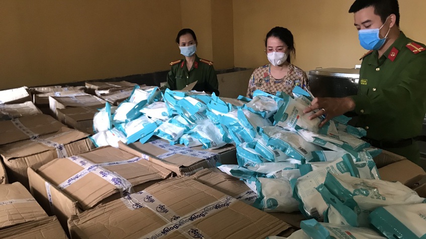 Phát hiện người Trung Quốc vô tư buôn bán khẩu trang không rõ nguồn gốc tại Hà Nội