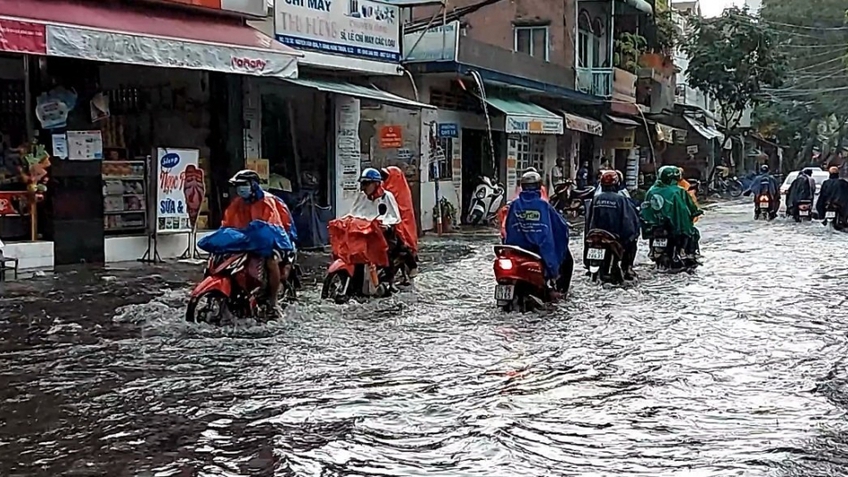 Thời tiết hôm nay: Tiếp tục mưa lớn trên diện rộng tại Nam Bộ và Nam Trung Bộ