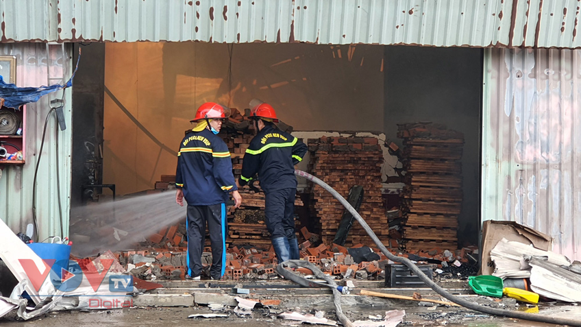Cháy công ty sản xuất gỗ gần trường, sơ tán hàng ngàn học sinh ở Bình Dương