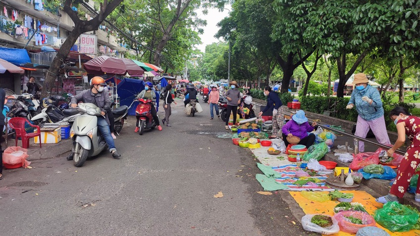 TP.HCM: Dừng chợ tự phát, cấm tụ tập quá 3 người nơi công cộng