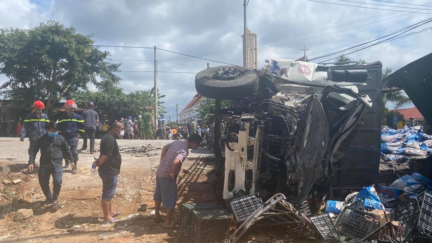 Đắk Lắk: Xe tải va chạm với xe khách và công nông, nhiều người thương vong