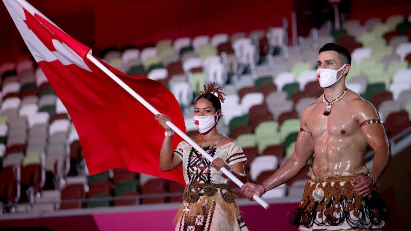 Nam thần ngực trần người Tonga gây sốt ở lễ khai mạc Olympic