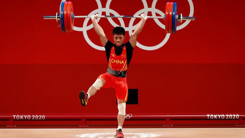 VĐV Trung Quốc đứng một chân nâng tạ vẫn... phá kỷ lục Olympic