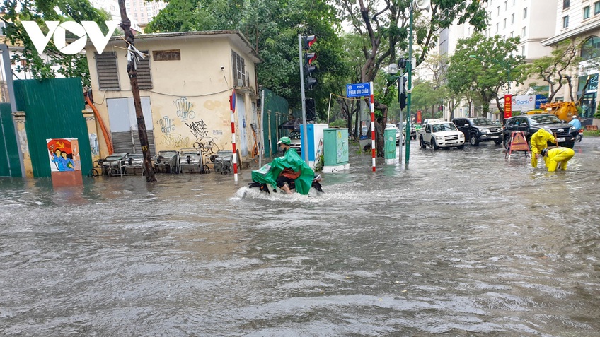 Mưa lớn, nhiều tuyến phố ở Hà Nội ngập sâu trong nước