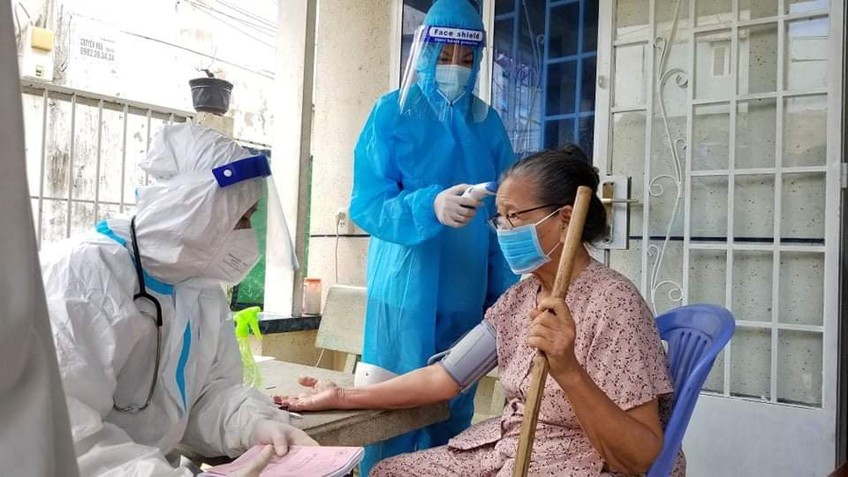 TP.HCM tiêm vaccine COVID-19 cho người cao tuổi tận nhà