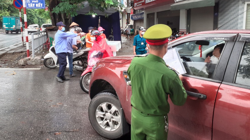 Hà Nội: Gần 3 tuần thực hiện Chỉ thị 16, vẫn nhiều người ra đường lý do không chính đáng