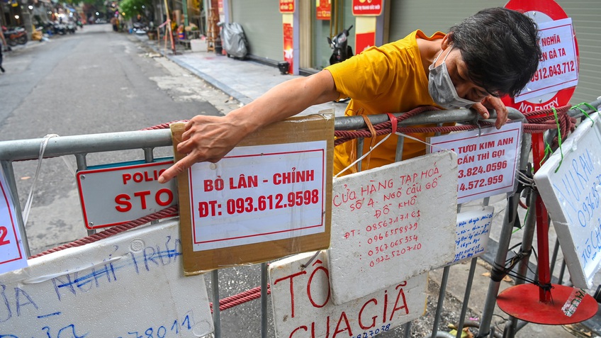 Bán hàng qua biển rao vặt ở chợ trung tâm Hà Nội