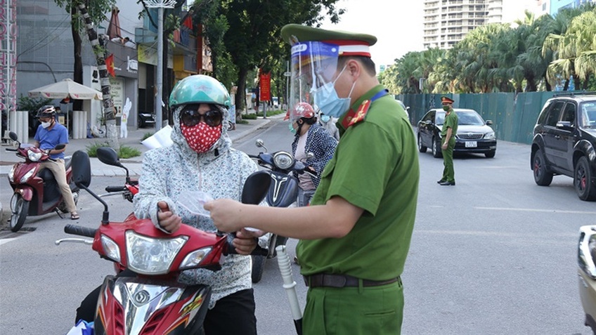 Quay đầu xe bỏ chạy khi thấy chốt kiểm soát người đi đường ở Hà Nội