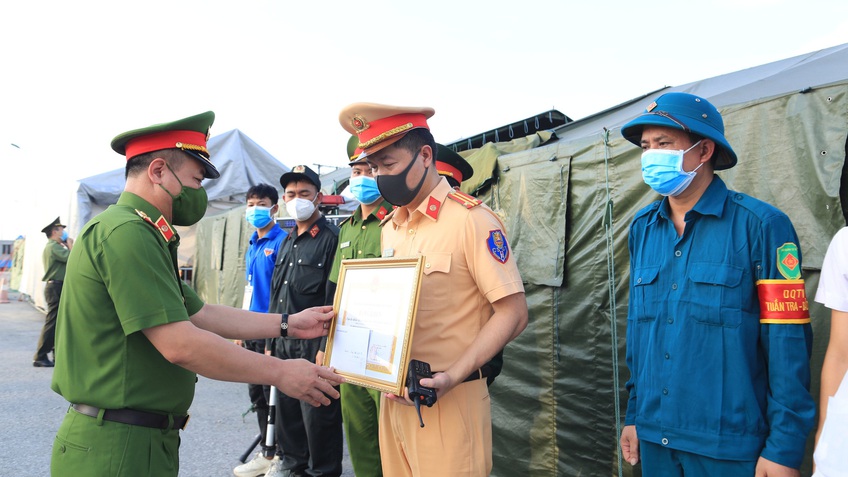 Trao bằng khen của Chủ tịch UBND thành phố Hà Nội tặng 2 chốt kiểm soát dịch bệnh