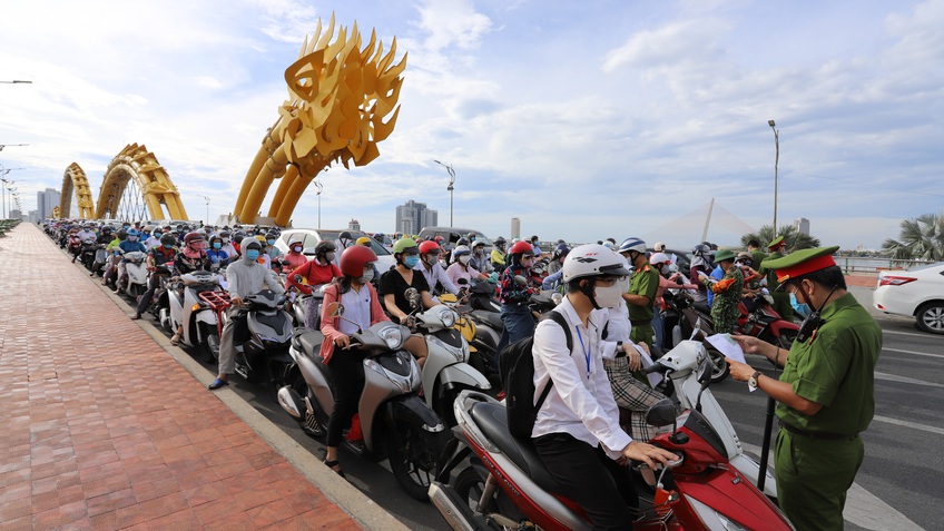 Đà Nẵng: Thực hiện Chỉ thị 05, các chốt kiểm soát ùn ứ ngày đầu tuần đi làm trở lại