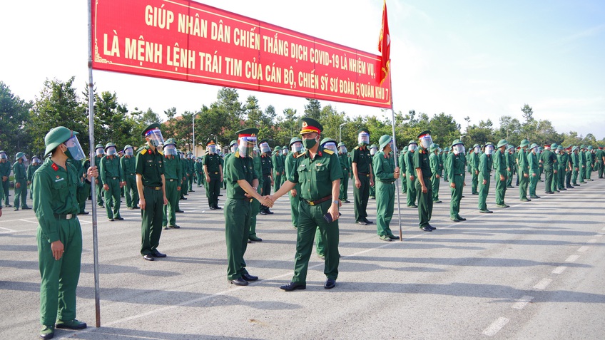 Gần 2.000 cán bộ, chiến sỹ Sư đoàn 5, Quân khu 7 hỗ trợ TP.HCM chống dịch Covid-19