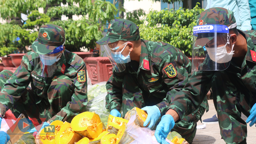 Chùm ảnh: Chiến sĩ bộ đội 'đi chợ', khám chữa bệnh cho người dân TP.HCM