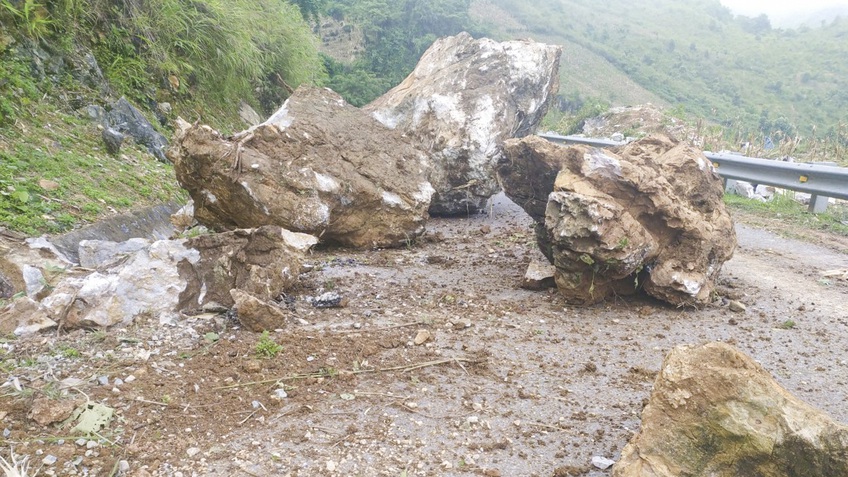 Khắc phục sự cố đá lớn rơi khiến Quốc lộ 279 ách tắc giao thông 1 giờ đồng hồ ở Điện Biên