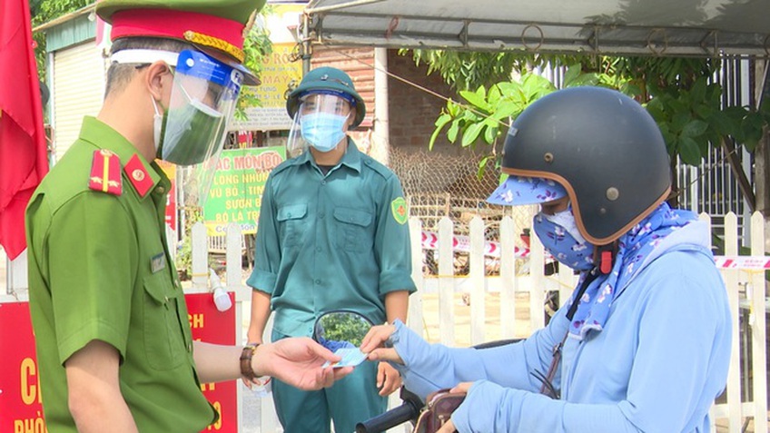 Thu hồi giấy đi đường của người phụ nữ vào khu phong tỏa chỉ để... nhận quà