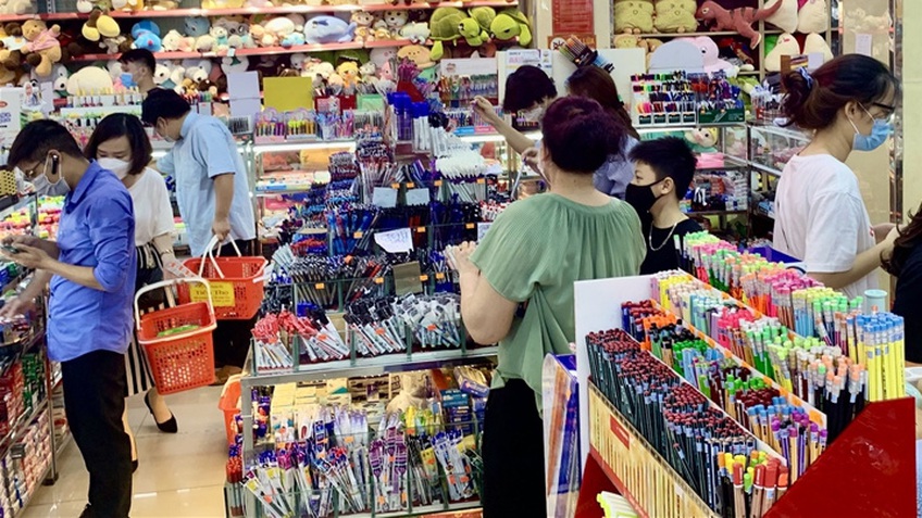 Hiệu sách ở Hà Nội mở cửa, chật cứng phụ huynh mua đồ dùng học tập cho con