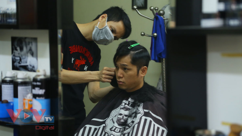 Hàng cắt tóc gội đầu đắt khách trong sáng đầu tiên Hà Nội nới lỏng các dịch vụ