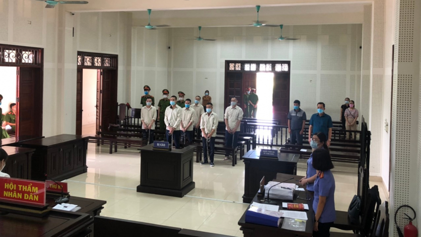 Quảng Ninh: Bắt trộm lợn của công ty, 8 đối tượng nhận án 52 năm tù