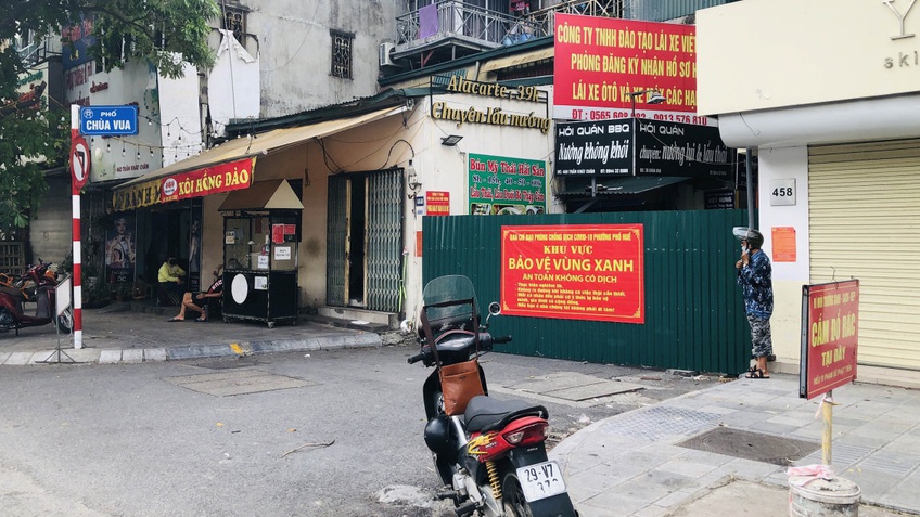 Nhiều ngõ, xóm ở Hà Nội vẫn rào chặt, chốt kiểm soát 'thả lỏng' người ra vào