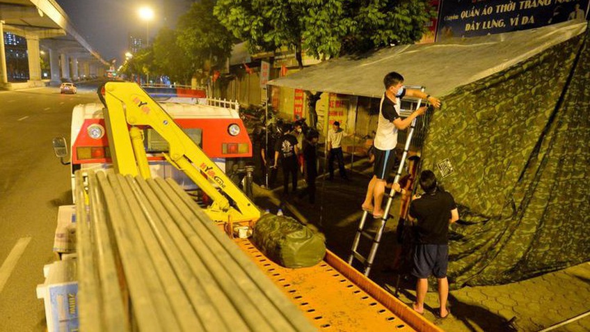 Công an Hà Nội dựng chốt kiểm soát người ra, vào vùng 1 ngay trong đêm