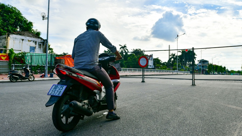 30 chốt chặn cứng ngăn người dân vào vùng dịch ở Hà Nội