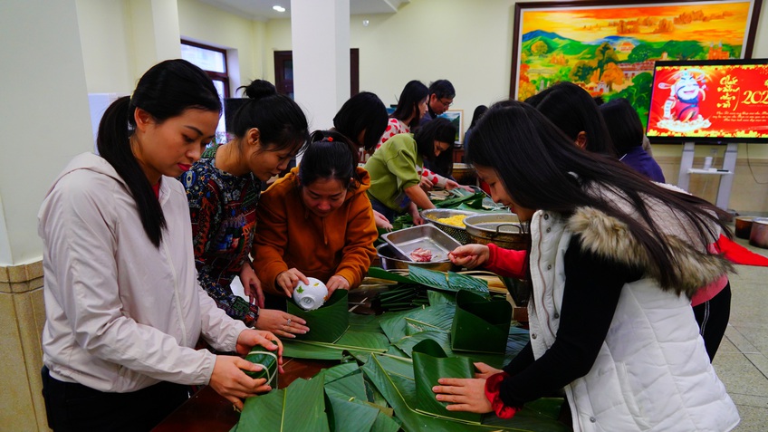 Người Việt tại Bắc Kinh (Trung Quốc) gói bánh chưng đón Tết