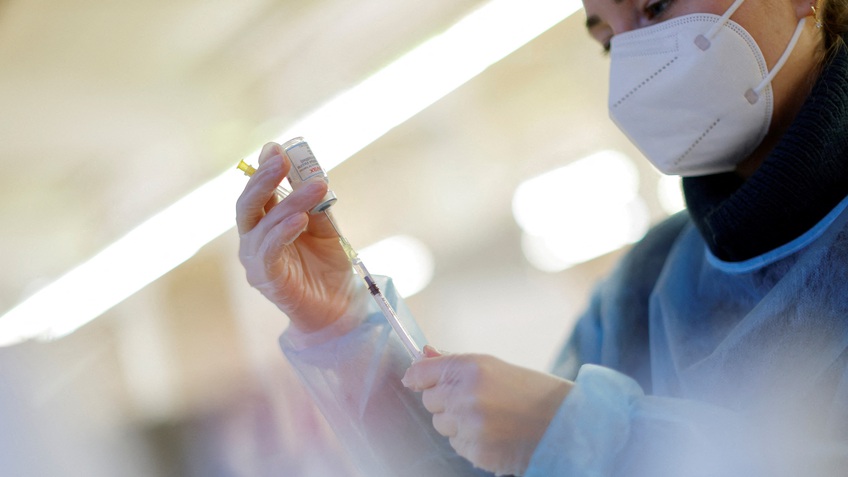 Hãng Moderna (Mỹ) thử nghiệm vaccine tăng cường đặc hiệu chống biến thể Omicron