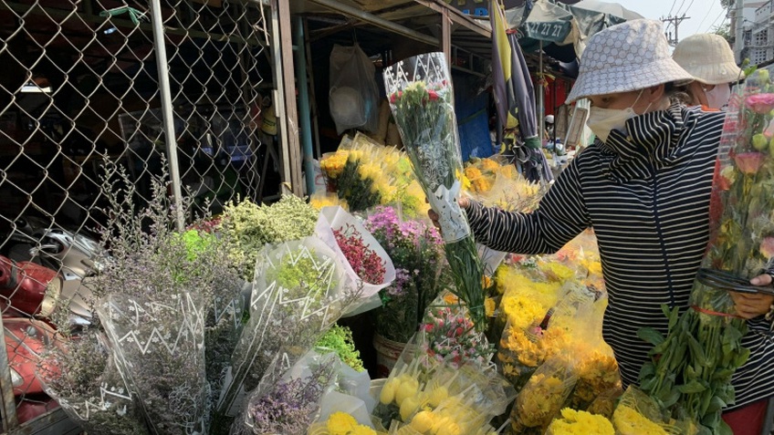 TP.HCM: Chợ truyền thống sôi động, hoa tươi tăng giá