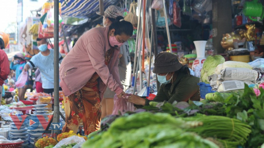 Các chợ truyền thống ở TP.HCM chen chúc người mua bán ngày cuối năm