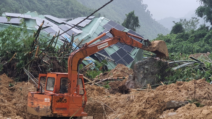 Miền Trung khẩn trương khắc phục hậu quả mưa lũ, tìm người mất tích