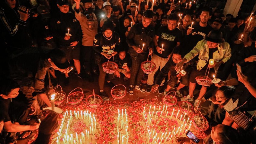 Indonesia: Hàng ngàn ngọn nến thắp sáng sau thảm kịch bóng đá