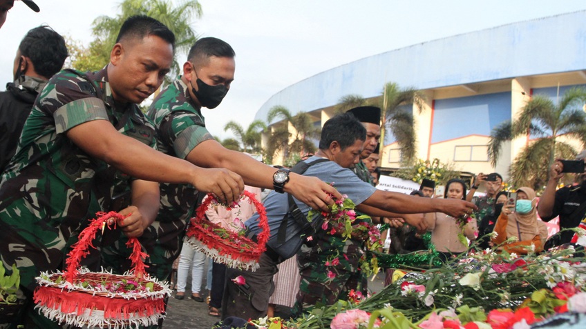 Vụ bạo loạn sân cỏ ở Indonesia: 6 đối tượng có thể bị truy tố hình sự