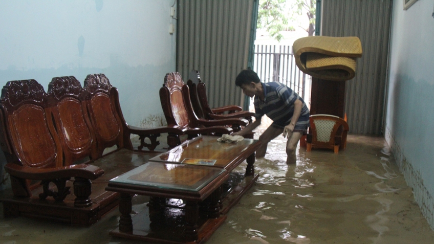Người dân Quy Nhơn khắc phục ngập nặng do mưa lớn