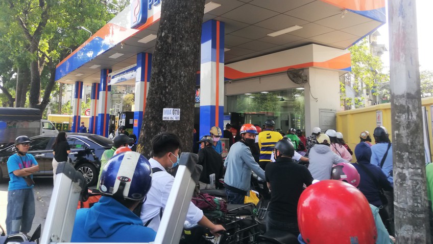 Hà Nội: Người dân mệt mỏi vì đổ xăng