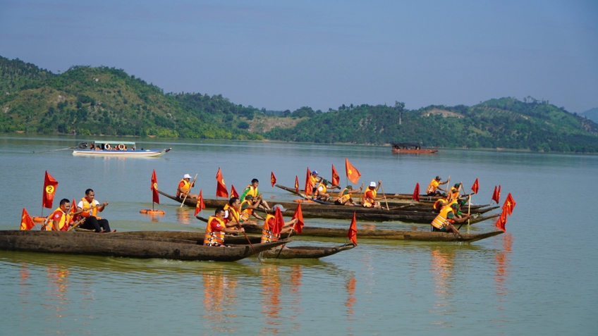 Gia Lai: Lễ hội đua thuyền độc mộc trên sông Pô Cô