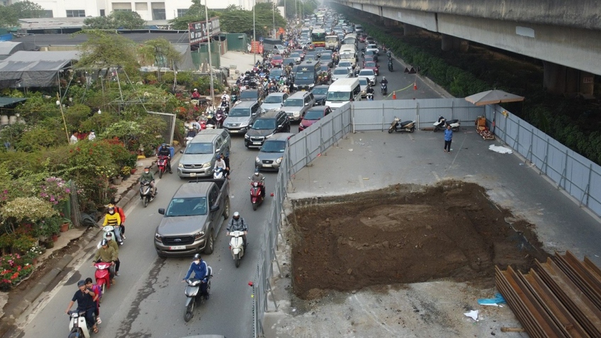 Quây tôn chiếm 2/3 lòng đường Nguyễn Xiển khiến giao thông tắc nghẽn kéo dài