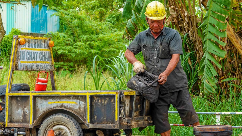 Người đàn ông tật nguyền ở Cần Thơ chuyên đi vá lành những ổ 'gà'