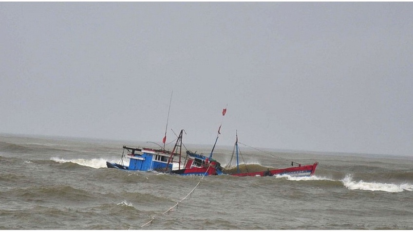 Hà Tĩnh: Chìm thuyền trên biển, 14 ngư dân được đưa vào bờ an toàn