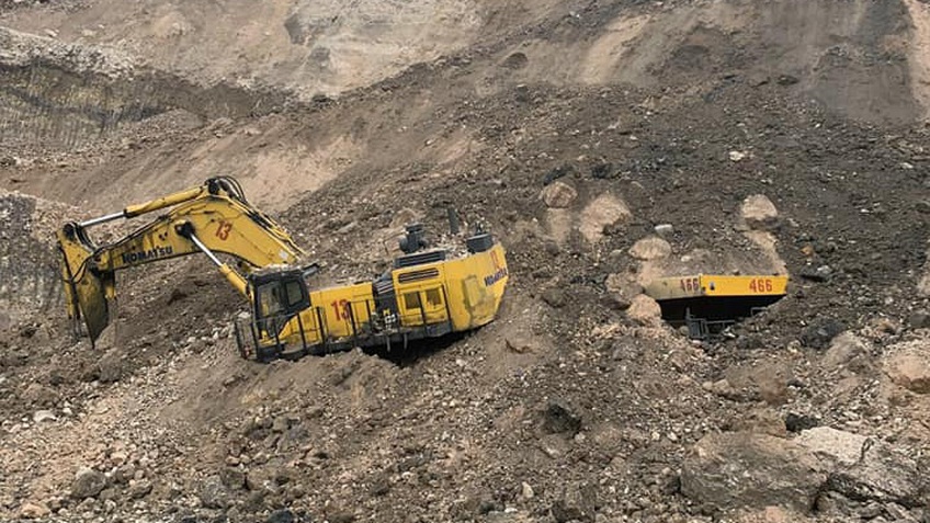 Quảng Ninh: Sạt tầng mỏ than Cọc Sáu, vùi lấp phương tiện bốc xúc cỡ lớn