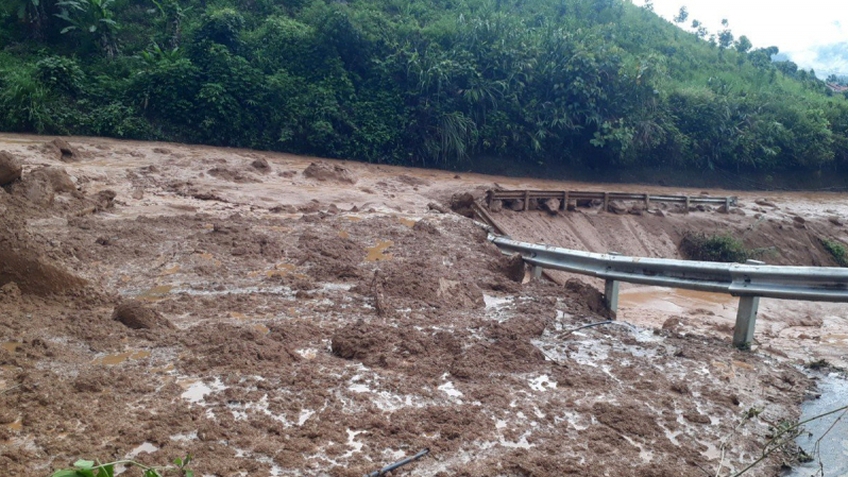 Nhiều tuyến giao thông ở Lai Châu bị chia cắt do mưa kéo dài gây sạt lở