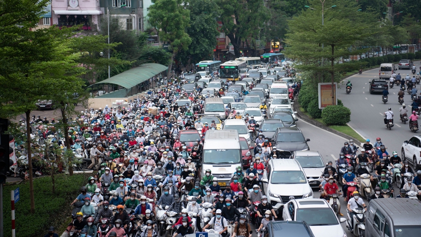 Giao thông Hà Nội tiếp tục tắc nghẽn kéo dài trong ngày đầu tuần