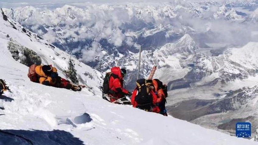 Trung Quốc lắp đặt trạm thời tiết tự động cao nhất thế giới trên đỉnh Everest