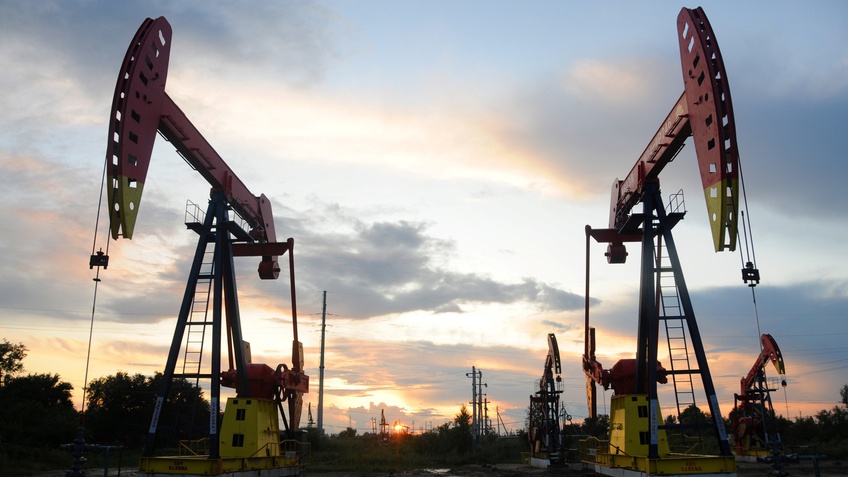 Giá dầu thế giới chạm mức thấp nhất 6 tháng qua