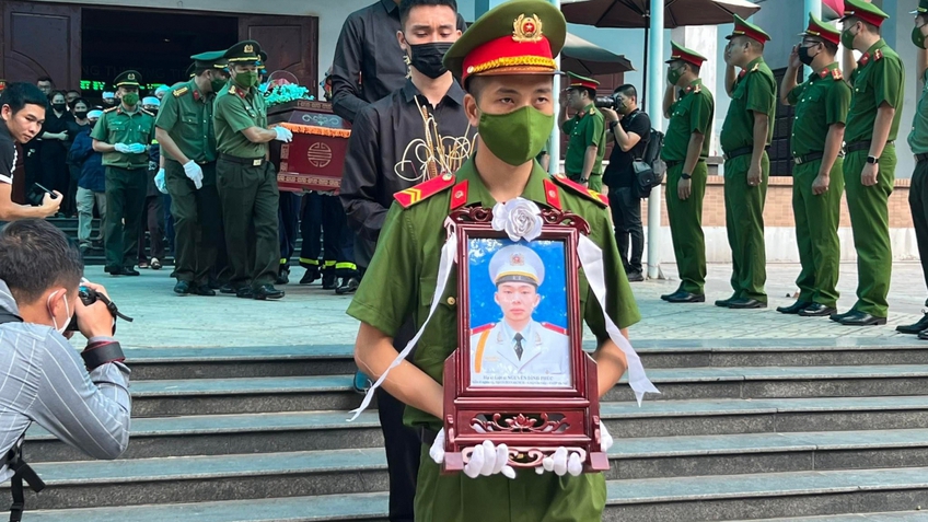 Gia đình, đồng đội nghẹn ngào đưa 3 chiến sỹ PCCC về Nhà tang lễ Quốc gia