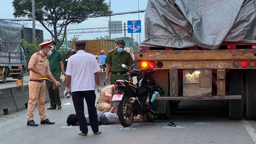 Tông vào ô tô đang đậu ngã ra đường, nam thanh niên ở Bình Dương bị xe tải cán tử vong