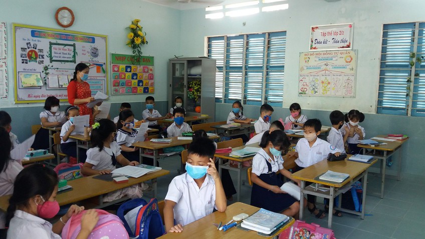 Một trường tiểu học ở Khánh Hòa phải trả lại tiền mua tivi cho phụ huynh