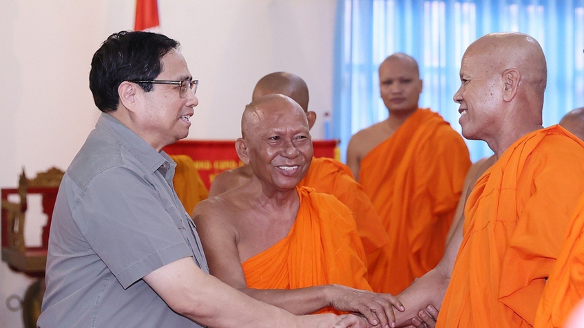 Thủ tướng đến thăm, chúc mừng Hội Đoàn kết sư sãi yêu nước tỉnh Trà Vinh